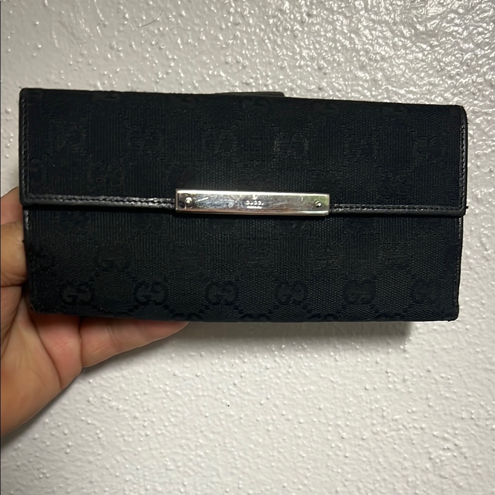 Gucci Black Leather Wallet Sleek Minimalist Design rare tri fold wallet